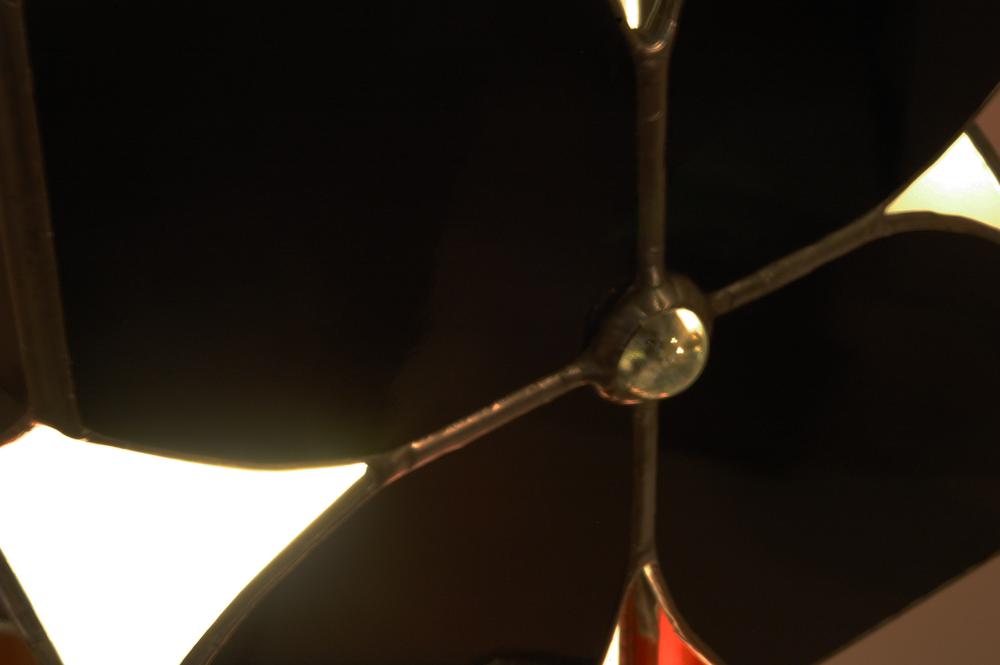 Vitraux oranges et noirs pour cette lampe à poser. Equipée de deux ampoules elle constitue une source de lumière intéressante en lampe d'appoint intégrée à la déco, sur un bureau ou une table de chevet.